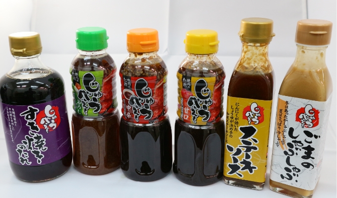 家族での食事イメージ